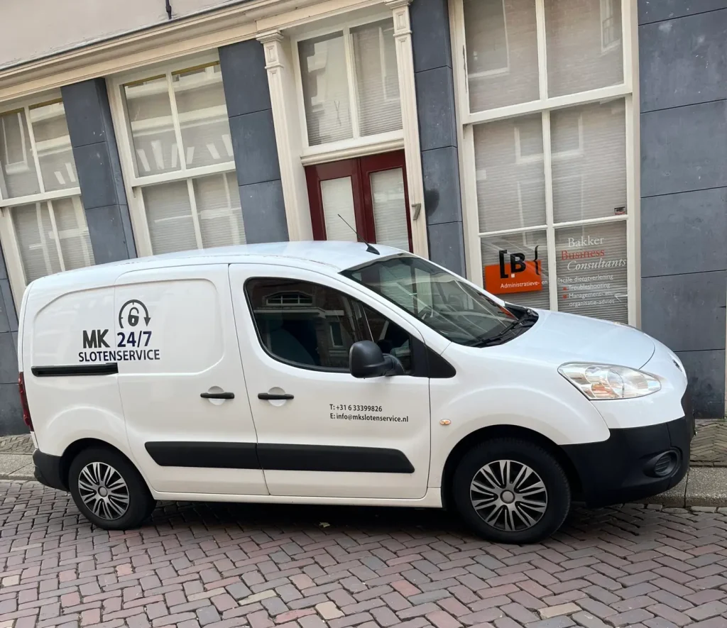 Slotenmaker Delft 2 Servicewagen van MK Slotenservice, de betrouwbare slotenmaker in Zoetermeer, beschikbaar voor spoedgevallen en sloten vervangingen.