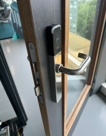 Elektronisch salto deurbeslag Eelektronisch salto deurbeslag in combinatie met een zelfvergrendelend anti-paniek insteekslot
